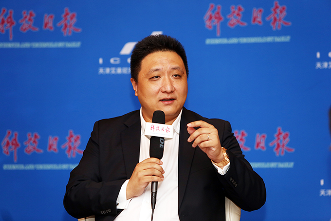 天津艾康尼克天津艾康尼克新能源汽车有限公司总裁吴楠接受科技日报专访。