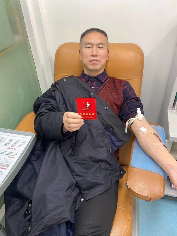 在王家湾献血屋，刘宝生第十次献血。肖莉娇摄